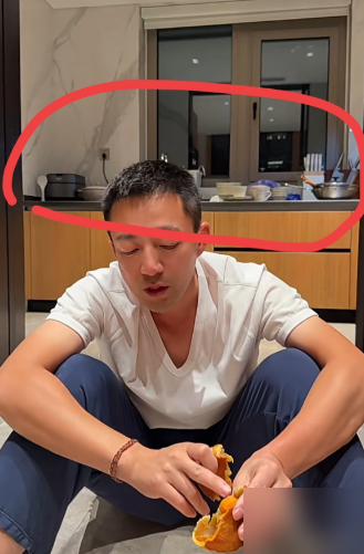 汪小菲家厨房被拍到了，碗盘锅具堆满台面，连电饭煲都搁案板上。
就这画面，跟两口子直播里那个精致劲儿，差得不是一星半点。马筱梅以前没少晒居家日常，卤煮涮肉吃得欢，人设主打一个接地气贤内助。
再看汪小菲自己说的，什么回归朴素安稳、不追浮华了。行，这回真朴素到台面上了。
所以别信镜头前那套，谁家灶台