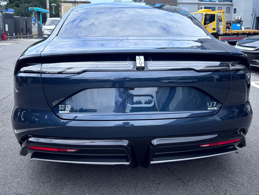 试驾仰望U7 EV：五米二的大车，开起来比看起来灵活
这次到4S店预约试驾仰望U7 EV，重点想验证一个问题：大型纯电轿车在城市里到底好不好开。试驾路线覆盖市区道路、快速路以及一段布满减速带的园区路面，基本还原日常通勤场景。
印象较深的是后轮转向的表现。双向二十度的后轮转向让这台长轴距轿车在路口掉头