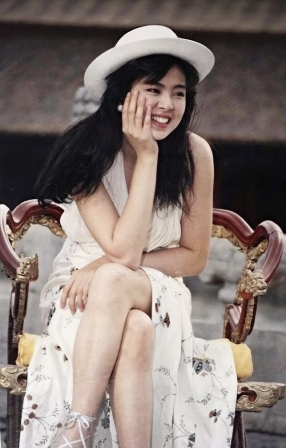 1990年的王祖贤在北京故宫留影