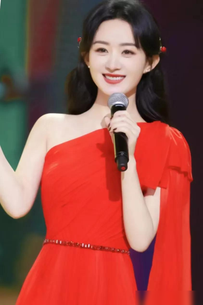 杨幂还在古偶里打转，赵丽颖已经空窗一年不接戏了。
不是没本子，是递来的全是重复套路。她直接推了。团队急不急不知道，反正她自己跑去调身体。
看看同批85花，刘诗诗复出还在拍古装，唐嫣靠《繁花》翻身又回头演仙侠。就赵丽颖，从《风吹半夏》拿了飞天和金鹰，又靠《第二十条》拿百花，硬是把路走宽了。
现在
