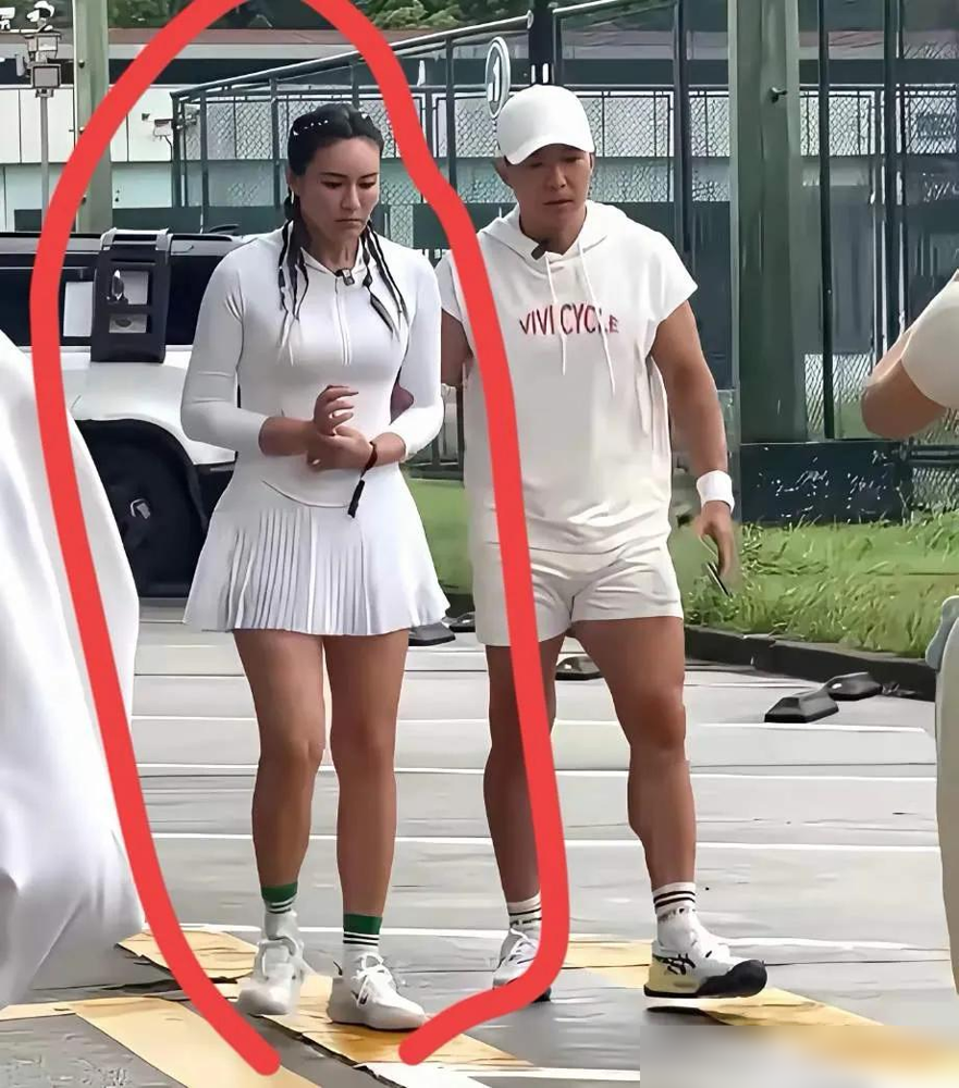 现在最尴尬的人就是刘畊宏了，他估计怎么也没想到，本来开直播带大家好好瘦身，没想到直播间人减少，自己老婆Vivi跳着跳着反倒变壮了。

我前两年也是准点蹲直播间的刘畊宏女孩，一开始连半场都跳不完，咬牙坚持了仨月，前俩月确实掉了快十斤，后面体重直接卡死不动，穿短袖还觉得胳膊比之前粗了一圈，当时还以为自己