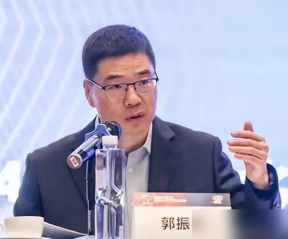 亚运会输成那样，球迷骂翻了天，说集训模式早该废了。结果呢？CBA新赛季照样给国家队让路，一个月封闭集训，一天不少。
名单里有杨瀚森，刚从NBA回来，还有曾凡博、廖三宁这帮年轻人。郭士强带队，7月到9月，关在体育总局训练局里练。
乔尔杰维奇早走了，合同没达标，世界杯、亚运会全砸了，篮协一句“结束合