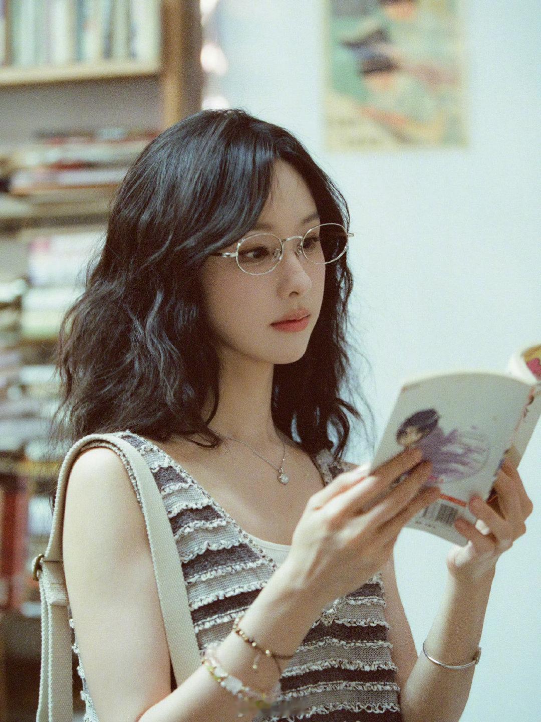 #陈都灵[超话]##陈都灵白幼薇#🔔#陈都灵今天也没变成玩偶呢#🔔 智织天网，勇破迷障，玩偶棋局由她主。锋藏眉底，谋藏心底，不做掌中偶，敢为局上人。期待饰演的白幼薇在《今天也没变成玩偶呢》中的生死博弈中绽放独有的光芒。 ​