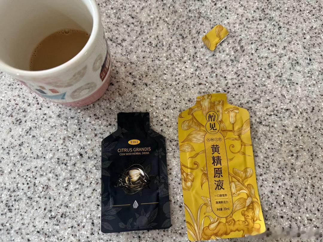 昨晚睡前给jio底、小腿刮痧，然后心血来潮做了一个足膜。我看说明写的：足套包住10分钟，取下后洗掉多余润足霜，再涂上旁边的小包滋养霜。我心想简单！包住后躺下准备等10分钟，然后就……睡着了早上醒来，jiojio还包住的，等于腌肉腌了一夜！我去洗手间取掉，哇塞，jiojio那叫一个白白嫩嫩！吹弹欲破（bushi我看到有很人是在睡前全身涂大量润肤霜“腌肉”，一次用掉大半瓶，我没有试过（因为我敏感、忍不了这个黏腻感），但看来这招是真的有效呢liz养生日记 新加坡
