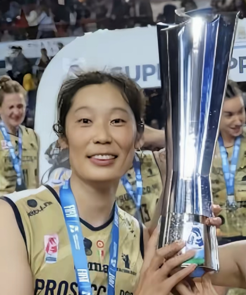 朱婷、姚迪所在意大利豪门科内夺冠，国家队大门还会为她们打开吗？决赛朱婷拿下17分，为本队第二高，可见31岁的她状态还是那么火热，谁见了都当宝贝用。不知道中国女排是否还有她的位置，据说朱婷在中国女排的号码都被其他队员所替换，真为女排惋惜。女排夺冠瞬间 朱婷意甲冠军 朱婷超级杯