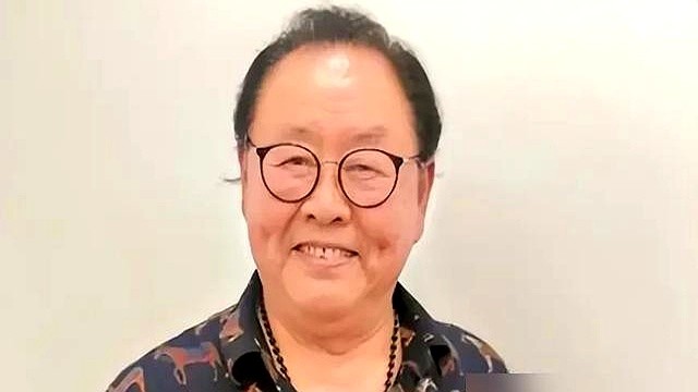 1985年拍《西游记》，王伯昭嫌小白龙戏份只有三集，开出一集1500元的天价想吓退剧组。

杨洁导演眼睛都没眨，顶着天大压力全答应了。

那时候全剧组都在吃咸菜啃馒头，他拿的片酬比主角六小龄童还高。

后来知道真相，王伯昭愧疚了大半辈子。如今69岁还在拍戏，2026年连上两部剧的老头，一提到杨洁眼眶