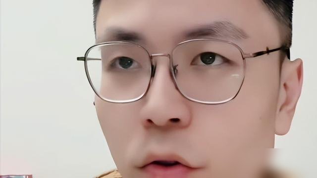 王曼昱4比0横扫佐藤瞳，真不是技术变了。
业内人“小钱”说得挺透，就是歇够了。你看她前阵子连轴转，亚运会三金，中国大满贯又打到决赛，身体早被掏空了。这次打佐藤瞳，脚步跟得上，旋转判断也准，全是体能回血的功劳。
再看国乒主力，赛程密得吓人。王曼昱现在9265分世界第一，混团世界杯又直接入围，11月