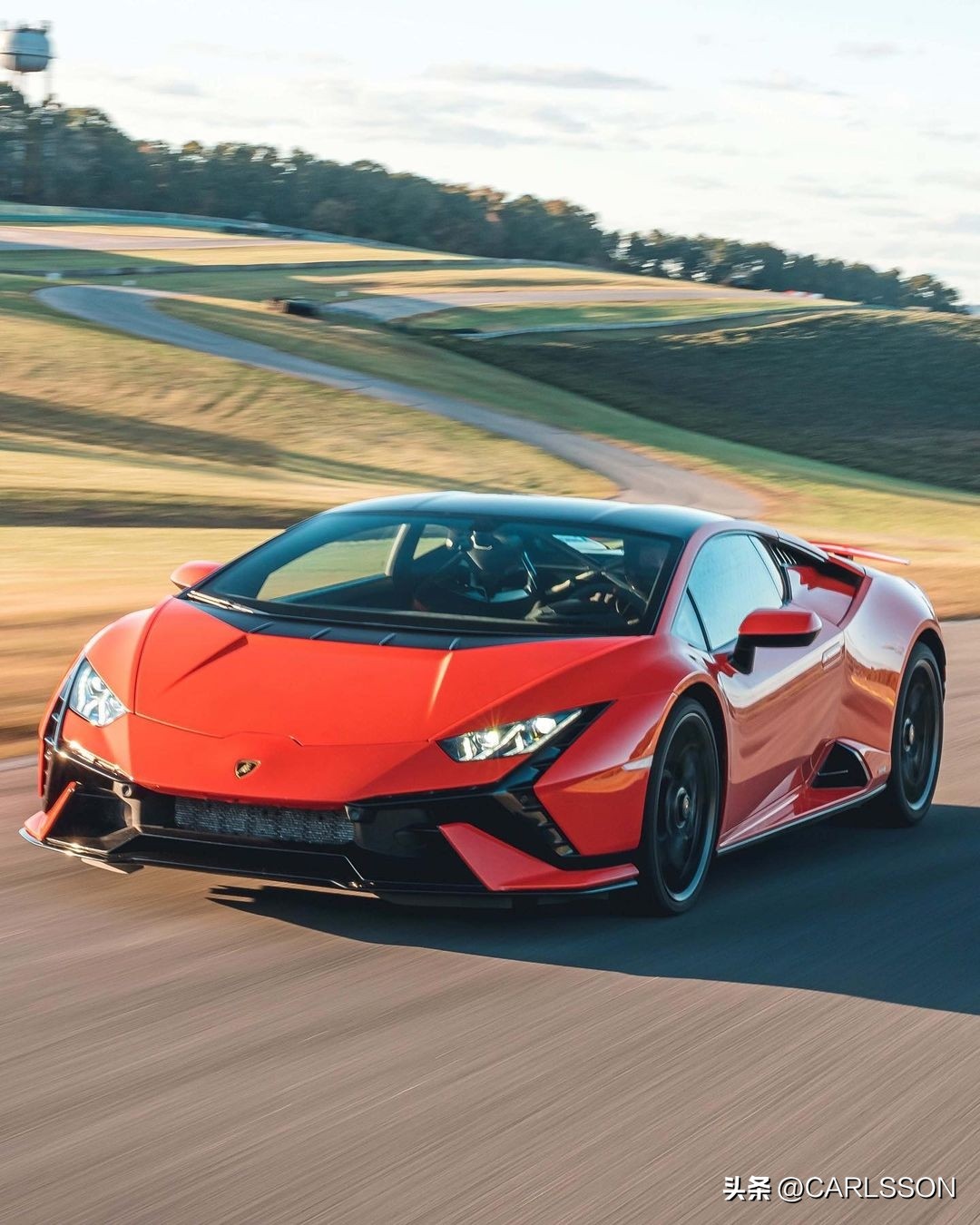 V10自吸——兰博基尼Huracán Tecnica
当兰博基尼宣布下一代“小牛”将告别V10、拥抱V8混动时Huracán Tecnica的到来便有了特殊的意义——这很可能是你最后一次能买到纯燃油、纯自然吸气V10的兰博基尼。Tecnica在西班牙语中意为“技术”，而这款车要证明的，正是如何用最纯