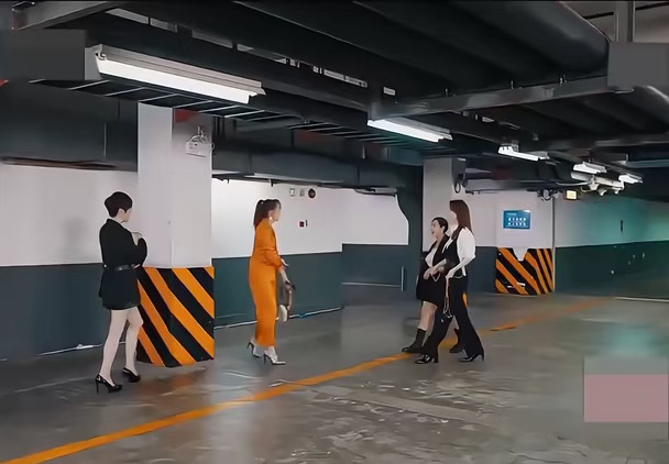 蔡少芬橙色西装亮相 朱茵吐槽算什么闺蜜