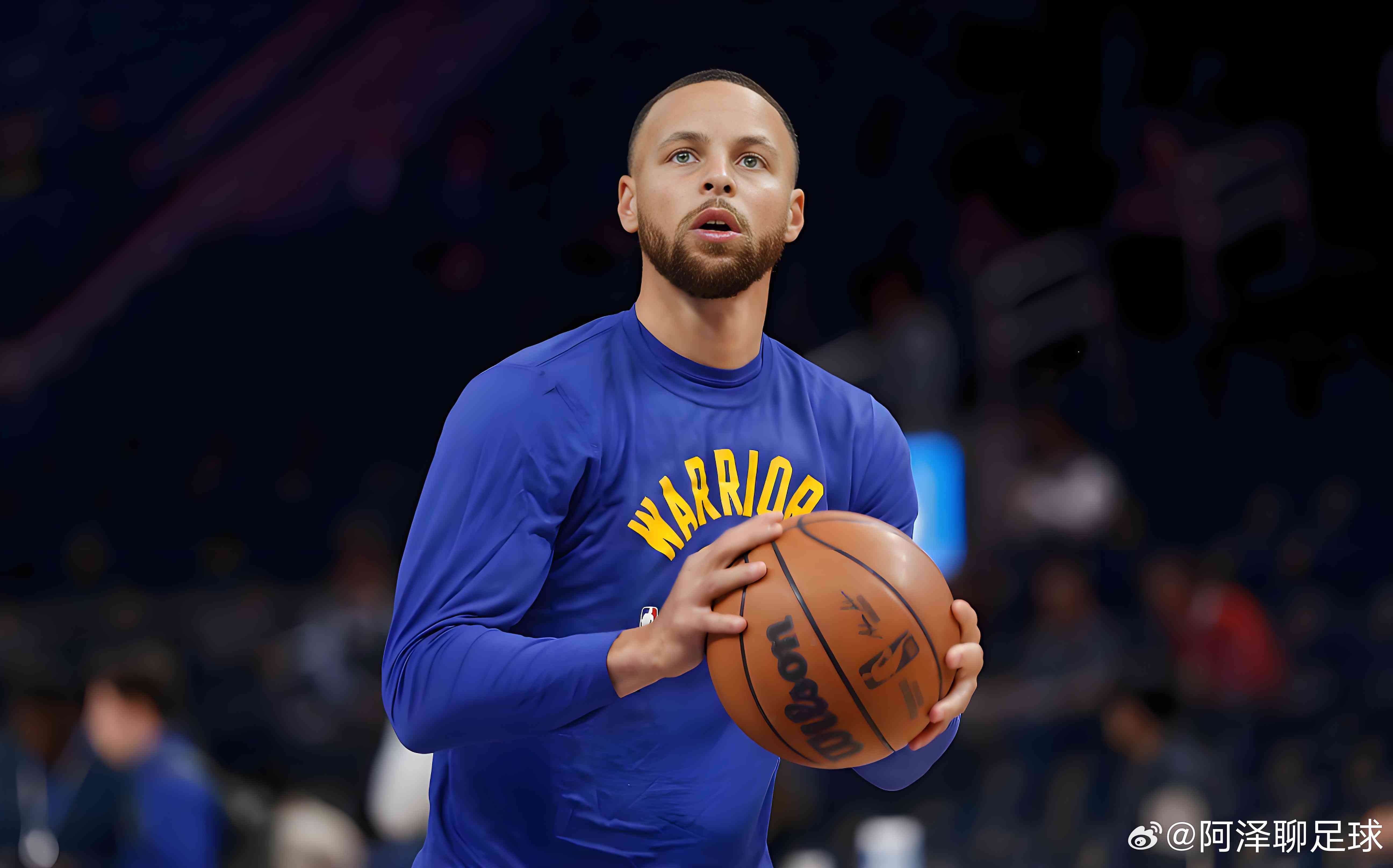 出身篮球世家，父亲戴尔·库里是前NBA顶级射手。大学就读戴维森学院，率队打出NCAA黑马奇迹。进入联盟后克服脚踝伤病，凭借历史级三分能力开创NBA小球时代

历史级外线投射，超远三分出手快、出手点高，无球跑动鬼魅，控球节奏顶级，传球视野出众；凭借超强三分威胁拉扯整条防线，彻底改变了现代篮球的 ​
