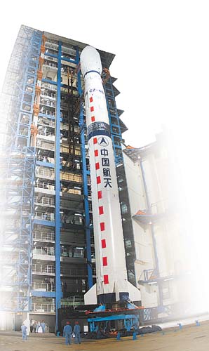北京时间9月10日17点，长征四号乙运载火箭在酒泉卫星发射中心点火升空，一箭六星发射任务圆满成功。
 
火箭托举遥感五十三号01‑03星、遥感五十六号01‑03星六颗卫星，顺利送入预定轨道。这是长征系列运载火箭的第666次飞行，数字背后，是我国航天一次次稳定可靠的发射记录 。
 
这批卫星的应用范围