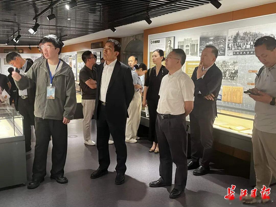 #上市企业家代表团考察光谷，现场即决定投资# “12英寸集成电路制造生产线三期项目产能能达到多少？”“这项半导体技术目前已经应用在哪些产品上？”“高校科研团队，有哪些技术可以和企业现有业务对接？”……

10月13日，来汉考察的上市企业家代表团走进企业和高校。东华软件股份公司董事长薛向东、 ​