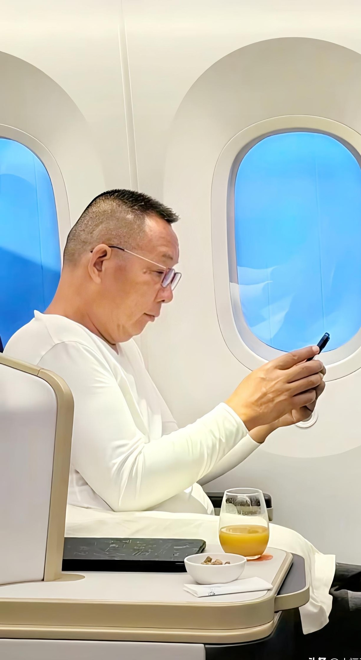 于东来这人确实挺绝。

有些老板出趟国，身边围着清一色的女秘书、女翻译、女保镖，排场恨不得摆到天上去。

他倒好，带出去的是自家的一众女高管，外加同甘共苦的老婆马丽。马丽当年是橡胶厂女工，一路跟着吃苦熬过来的，平时在自家超市买样东西，照样老老实实排队结账。

很多人盯着他通讯录里留谁删谁琢磨，其实完
