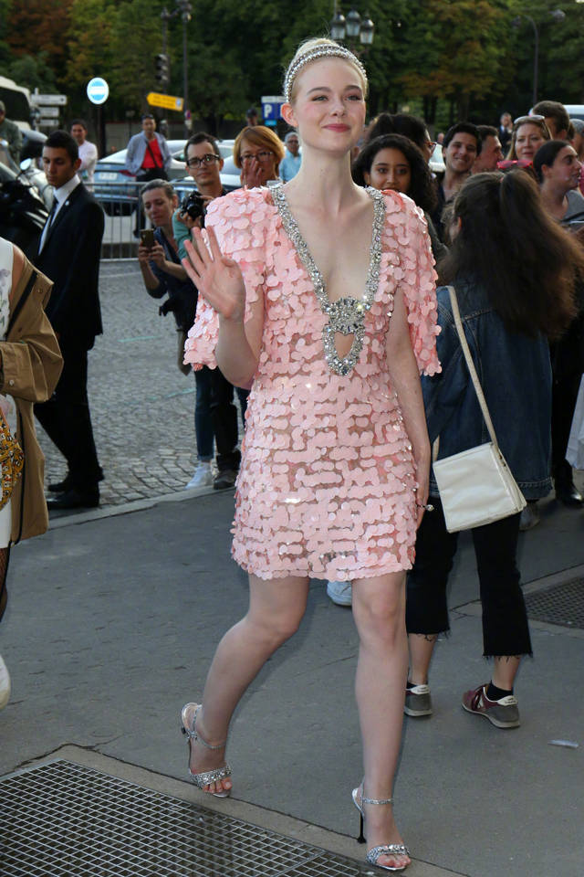 粉丝簇拥围观跟拍，艾丽范宁身穿粉色亮片公主裙穿搭街拍秀美腿，真正的白里...