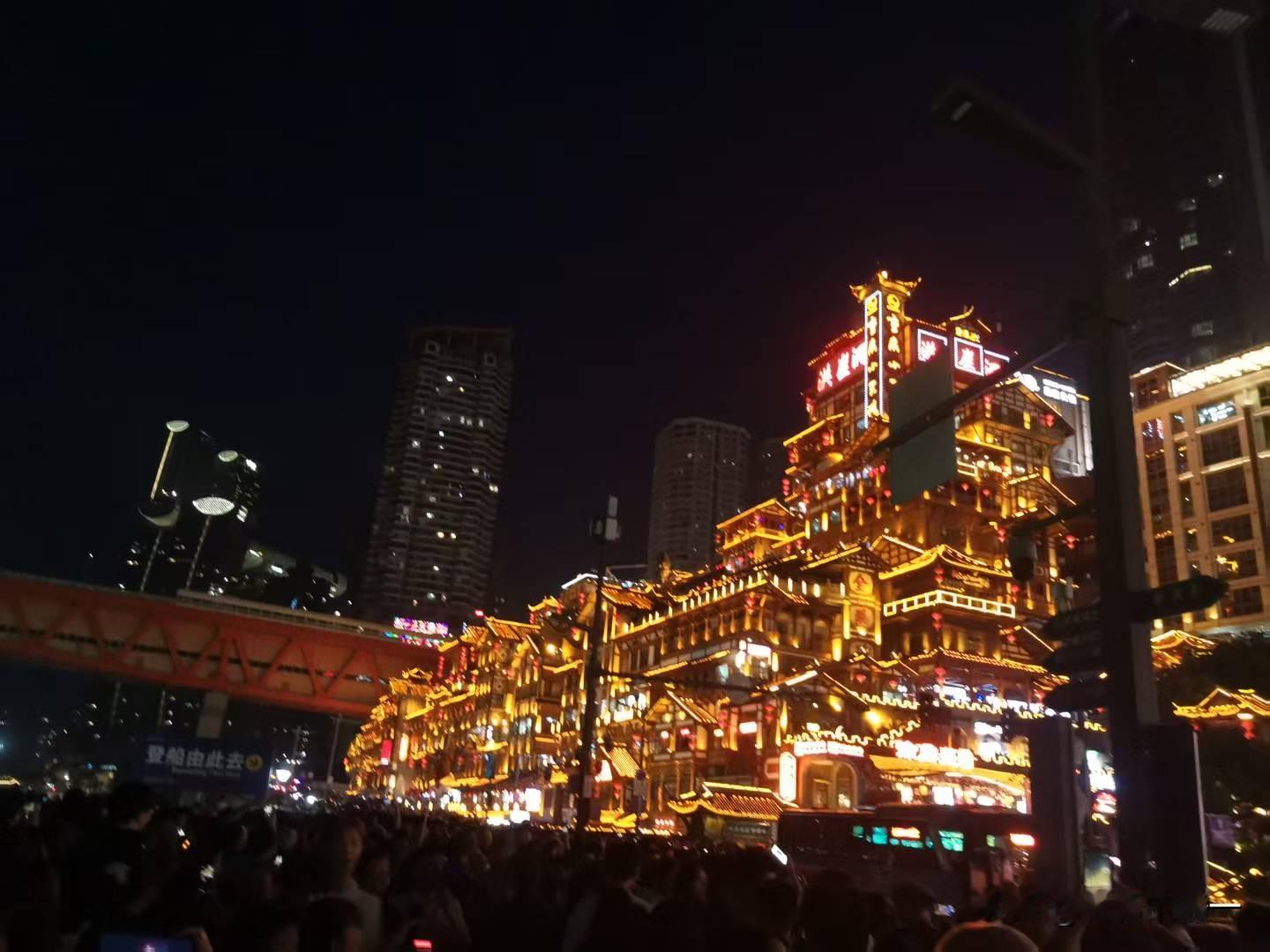 晒出你手机相册里最美古建筑照片夜幕降临，山城灯火次第绽放。洪崖洞层层吊脚楼金辉流转，东水门大桥红光照映江面，游船缓缓浮于碧波之上。江风漫过两岸楼宇，古楼与现代高楼相映，山水与灯火相拥。行走其间，看一江璀璨，揽满城夜色，感受独属于重庆的浪漫。