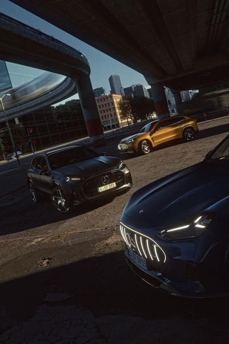 AMG GT SUV 全球首发，定位全尺寸高性能纯电SUV，基于AMG专属AMG.EA纯电架构打造，将提供GT53、GT55、GT63三个版本。
顶配GT63搭载三台轴向磁通电机，峰值功率860kW，约1169马力，零百加速2.5-2.7秒，极速270km/h，配备128kWh电池，约12分钟可实现10%—80%补能450km。。

#AMG# ​
