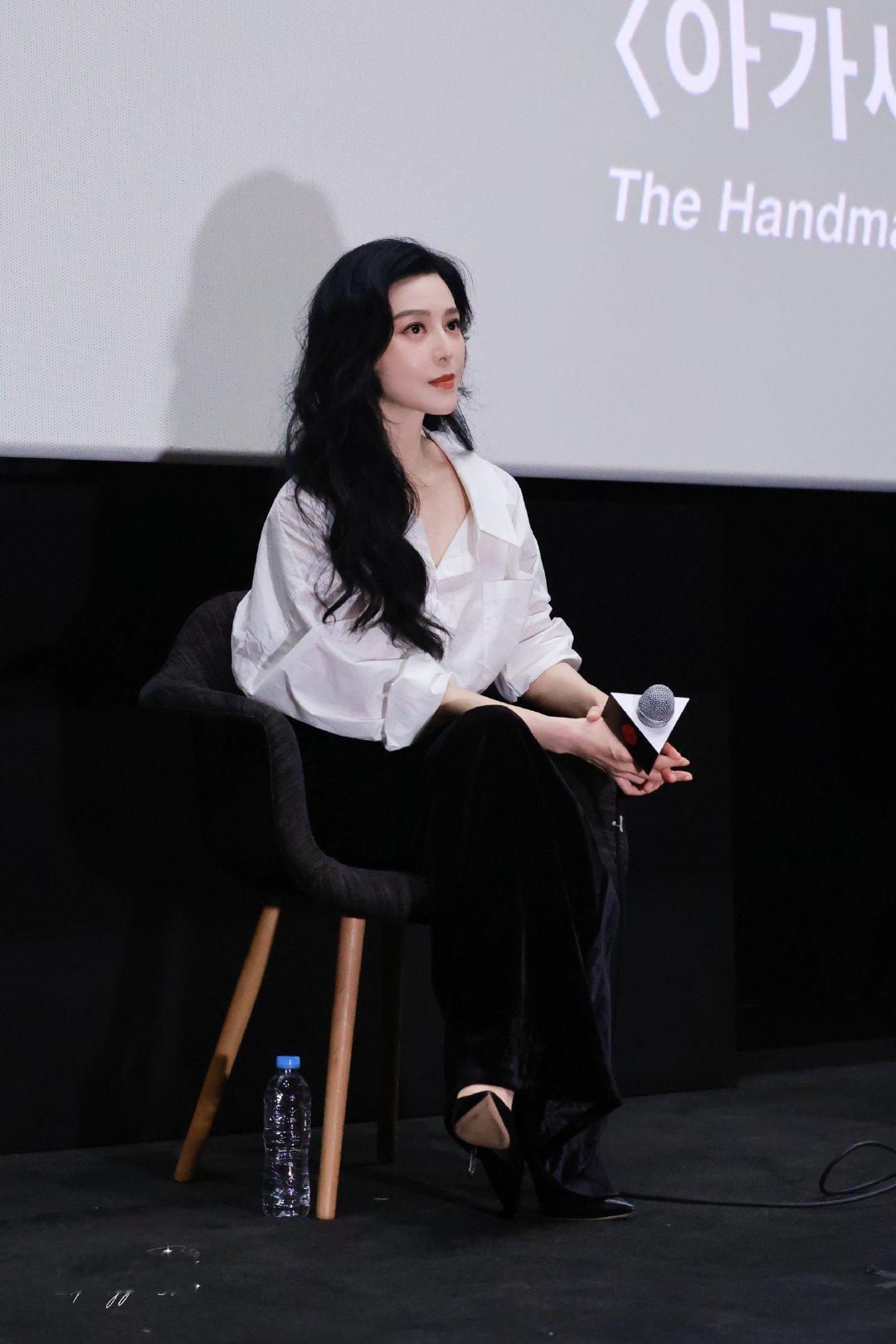 #金锁[超话]# 
 261008《小姐》映后交流
“她是演员、制片人、企业家，是来颠覆我人生的救星，我的Pansy，我的冰冰。”🖤🤍
 ​