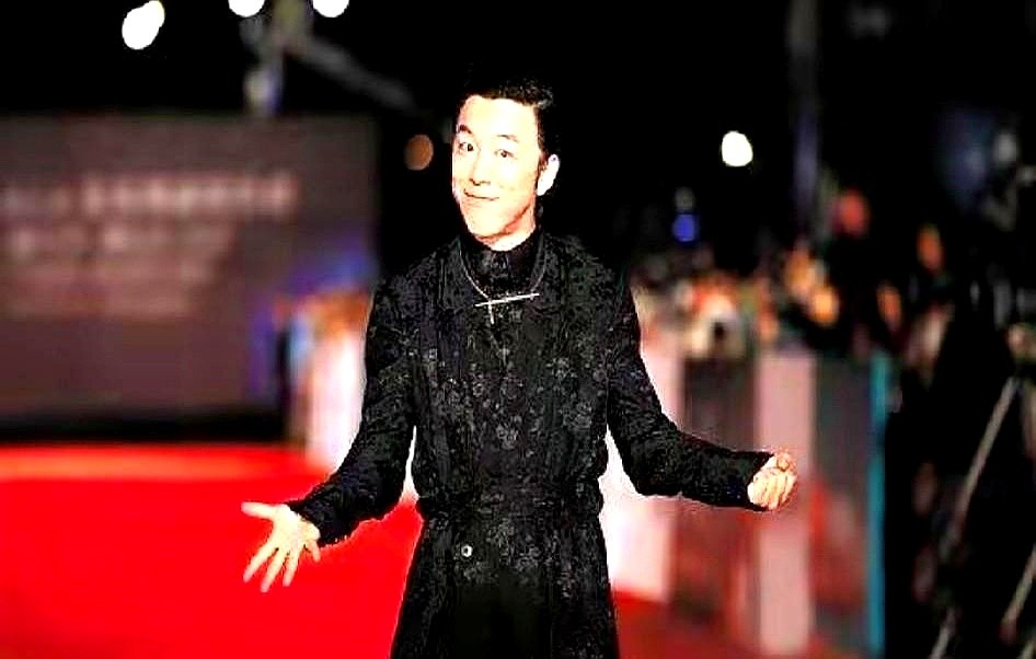 “黄渤，这是我家，不是你家。”

2013年的金马奖上，蔡康永当众甩出这么一句话。起因是郑裕玲笑话黄渤穿得像睡衣，黄渤打圆场说回自己家就穿舒服点，结果被蔡康永直接补刀。

镜头扫过台下，刘德华的脸都绷紧了。

黄渤没恼，他盯着蔡康永肩上那件扛着马头的斑马装，笑着回了一句。

“从来只见过人骑马，没见