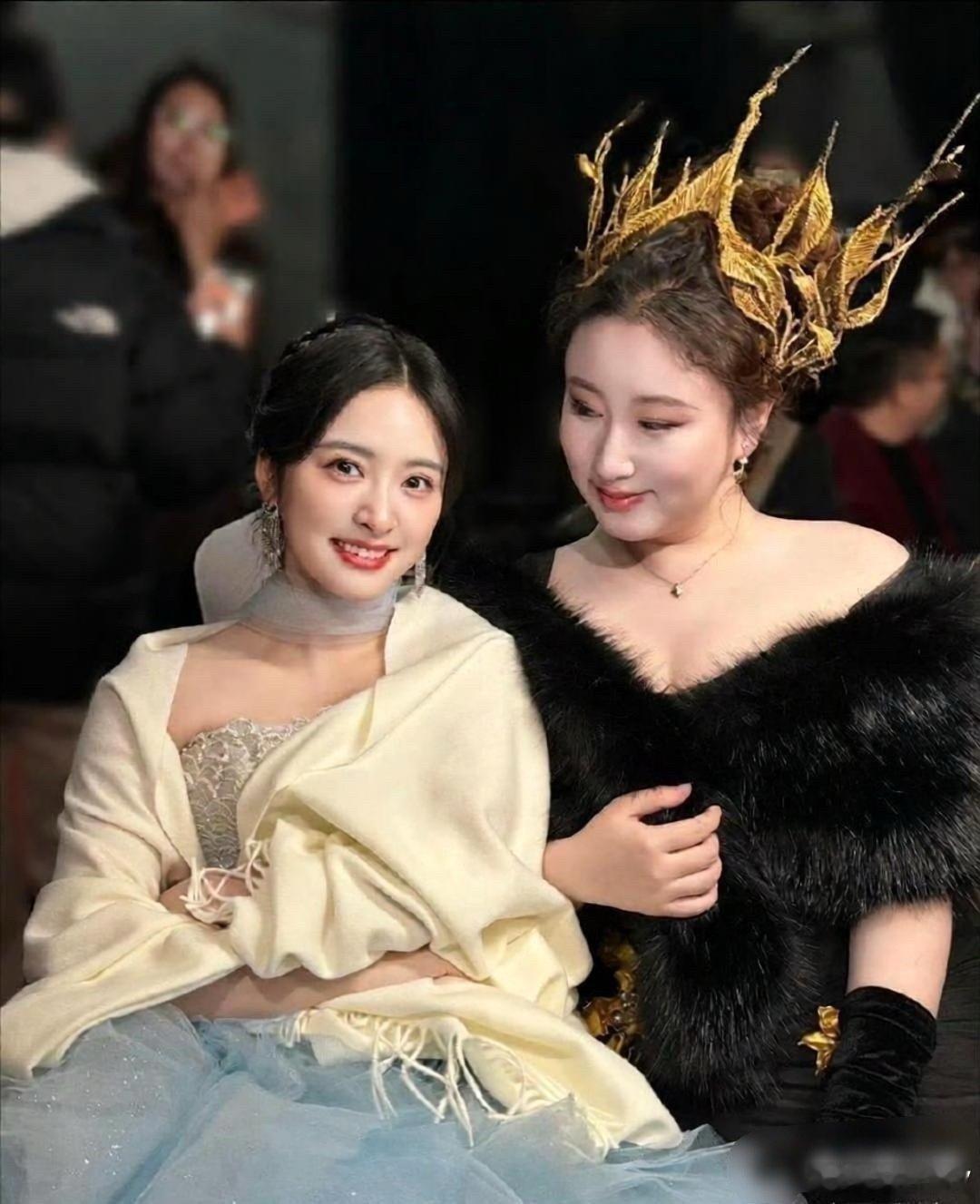 锤娜丽莎发合照，沈月本人回复：图一真不好形容 ​