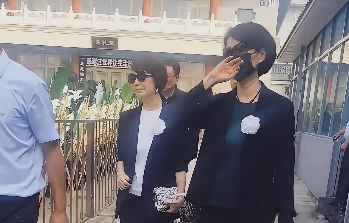  万人送别敬一丹！陈铎含泪送行，李修平的状态看哭无数人

9月17日上午，敬一丹遗体告别仪式在北京八宝山殡仪馆举行，

众多央视老同事齐聚现场，含泪送别这位家喻户晓的新闻前辈。

87岁高龄的陈铎白发苍苍现身现场，李修平黑衣肃穆、强忍悲痛，王宁、刘纯燕等一众央视老主持悉数到场送别。
 
告别仪式现场