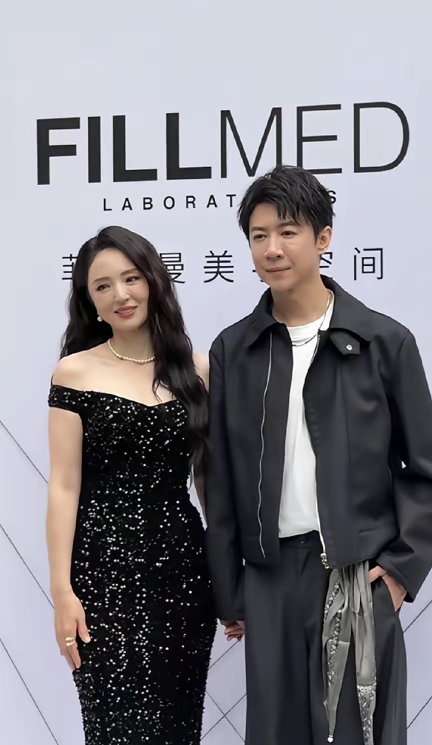 董璇带着小自己8岁的另一半公开亮相，本以为大伙儿会揪着姐弟恋不放，结果焦点全跑偏到了两人的脸部状态上。
现场的生图刚传出来，底下就成了大型“状态质检现场”。
有人挑刺说董璇面部看着略紧绷，但立马就有一大波声音反驳，觉得中年女人稍微有点肉才挂得住肉，镜头前气色看着正正好。
偏偏到了张维伊这边，舆
