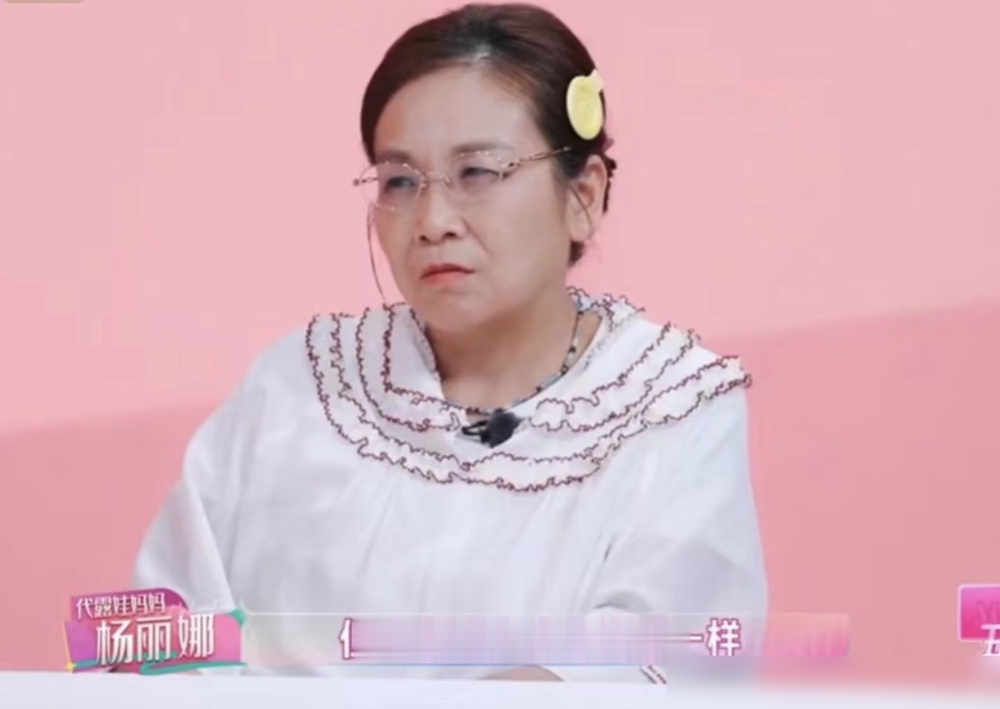 黄灿灿她妈在节目里来了一句你们俩能不能管一下我，直接把观察室笑劈叉了。不是演的，就是那种坐沙发上发现没人理她的真实反应。黄灿灿跟唐九洲聊得正嗨，老太太在旁边被晾成背景板，憋不住了才冒这么一句。
结果网友越扒越发现这妈不简单。大大咧咧，不扫兴，跟闺女处得跟姐妹似的。节目里提了一嘴往事，黄灿灿低谷期带
