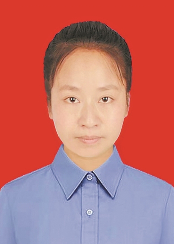 李思盈，女，回族，1990年5月生，中共党员，吉林省长春市绿园区正阳街道丰和社区网格长。

李思盈小时候家境挺好，15岁那年父亲生意惨败，家里一下从锦衣玉食变成了家徒四壁。没多久父亲走了，母亲受不了打击得了脑梗，彻底丧失了劳动能力。

一个15岁的姑娘，一夜之间从被宠着的孩子变成了家里的顶梁柱。换一