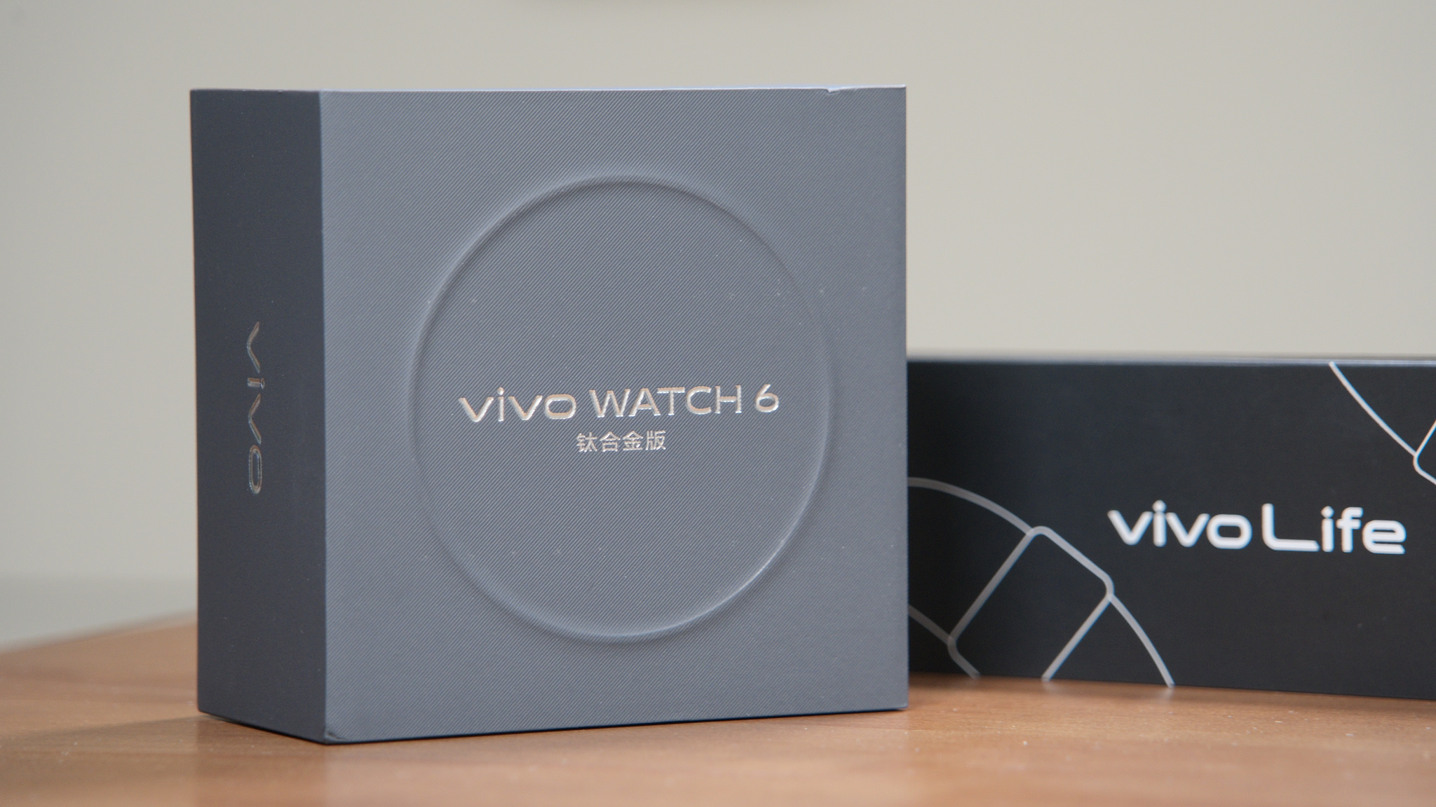 #QThings# vivo / vivo Watch 6 / 钛合金 / 蓝宝石表镜 / BlueOS 4

It's vivo Watch 6 钛合金版。

走平价、实用路线的蓝厂智能手表，终于上了钛合金材质。

它是 vivo WATCH 系列第一次用上钛合金表体的一代：钛合金版本采用 TC4 航天钛合金一体式中框，光泽深邃闪耀，轻盈耐磨、抗敏抗腐蚀；不锈钢 ​