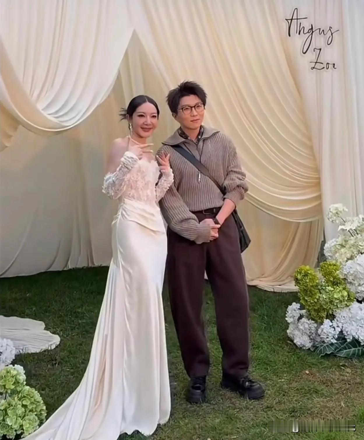 婚礼上有个人讲话，讲哭了满座宾客。
毛不易站在好友的婚礼现场，笑着说：“从校服到婚纱，虽然不是我的妻子。”换成别人，这话一出口，场面八成冷掉。可他偏偏接着往下讲，讲到后来，一桌子人默默红了眼睛。
为什么？因为他的话里没有半点酸涩，没有“求而不得”的怨气，只有发自内心的欣喜。
世人总爱把青春里的错过写