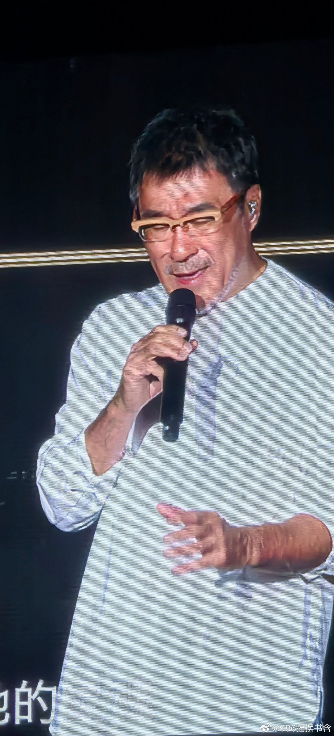 老李演唱会上碎碎念，有点唠叨，唠叨的又很耐人寻味，第一次觉得唠叨听不够#李宗盛##遇见年轻的自己#  ​