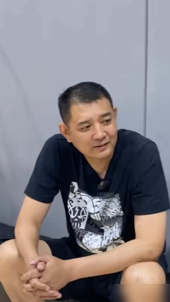 2米05的大个子，场均突破不到3次，接球就扔三分，张镇麟这是把自己当后卫养了。
巩晓彬说话难听但句句在点子上。季后赛数据扒开看，两分球命中率61%，效率不差，可一看出手，场均就2.5个三分，突破造杀伤几乎为零。一个前锋，不往里凿，不找对抗，天天飘在外面等球，这叫什么？叫躲着打。
最离谱的是杜润旺