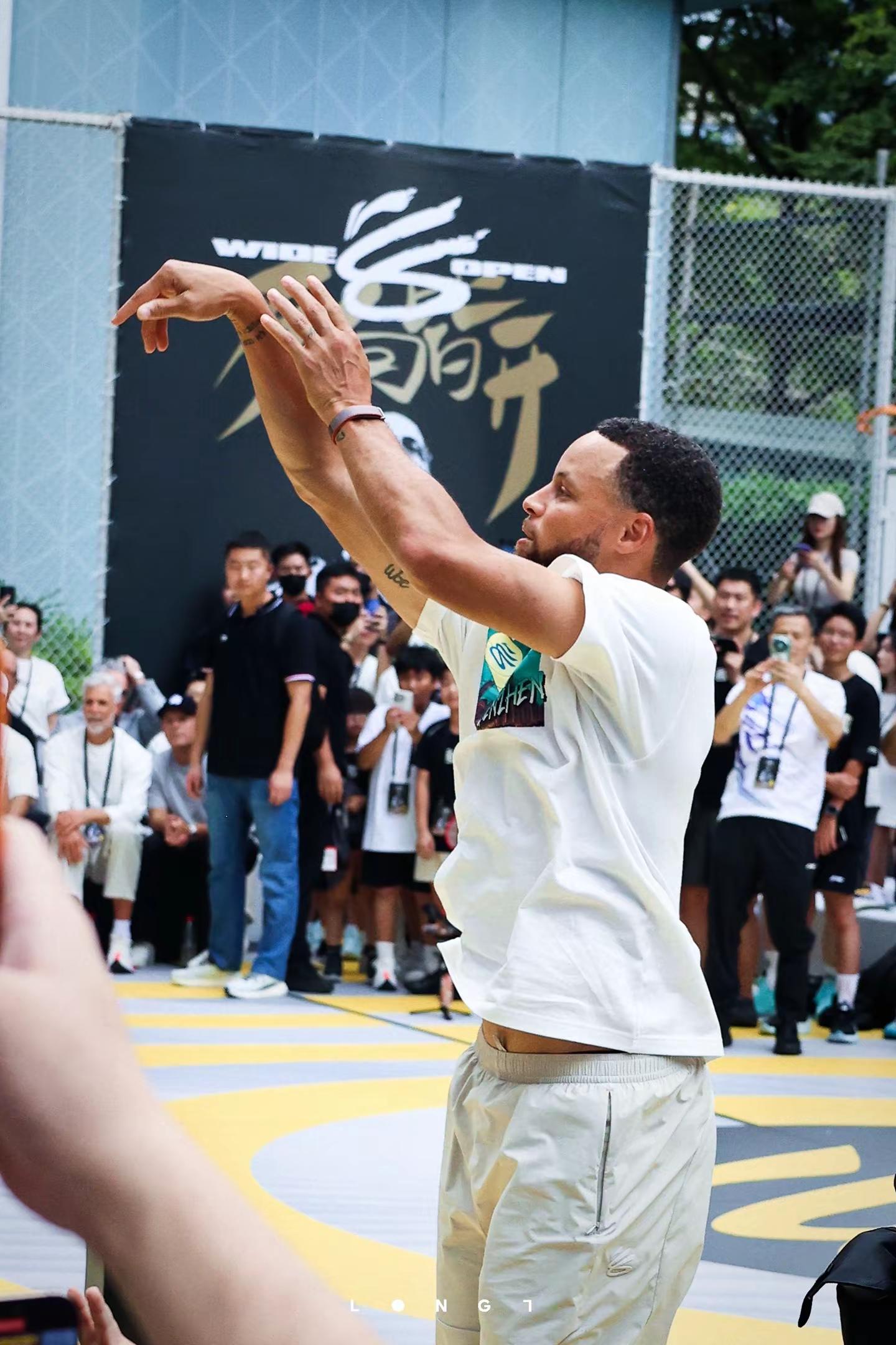 我镜头里的斯蒂芬·库里📸。我镜头里的斯蒂芬·库里📸遇到库里本人了 库里 2026库里中国行 万向皆开