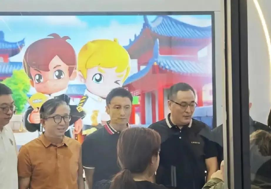 明星去大厂谈生意到底该摆出什么架子

平时前呼后拥连出个门都要保镖开道的艺人，真到了实体巨头的地盘上，画风居然能这么接地气

&34;谢霆锋在青岛海尔总部的这趟行程，硬是把我看愣了&34;

没有铺天盖地的红毯

也没有扯着嗓子尖叫的粉丝群

甚至连一套用来镇场子的夸张行头都没穿

就一身舒舒服服的休闲装，混在