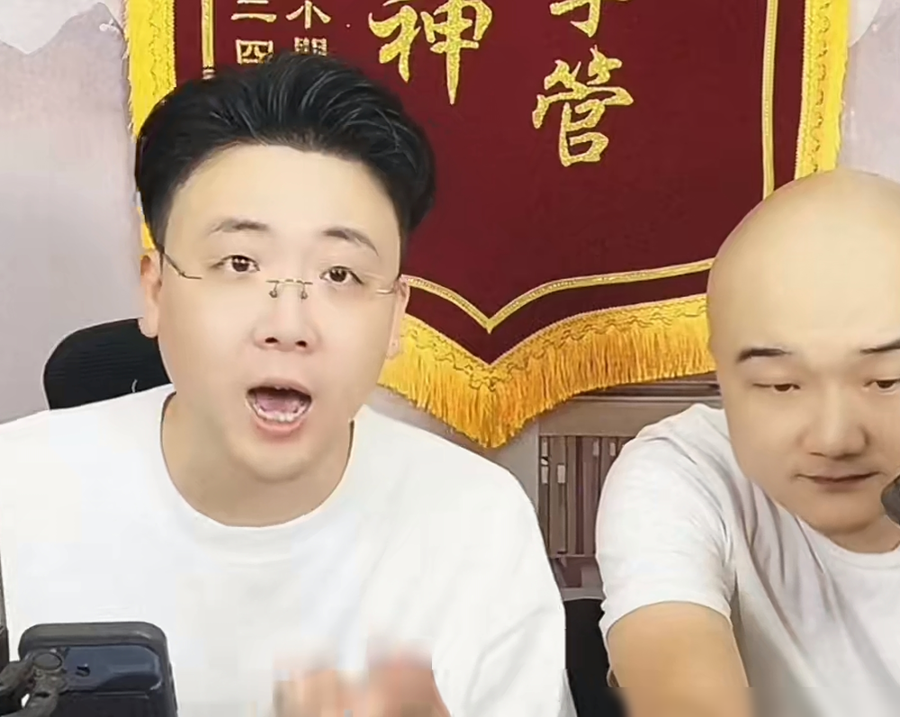 钱城隋意透露，当初老先生们抵制克苏鲁，核心原因是克苏鲁偷录节目之后用来牟利，并不是自己学活、教徒弟用。
这事就怕对比，你再看看尹笑声先生的徒弟杨威，就知道什么叫格局了。杨威是谁？杨少华的长子，杨议的大哥，师父是尹笑声，按理说跟德云社是隔着辈分恩怨的。
可人家怎么做的？郭德纲几次托高峰请他进德云社