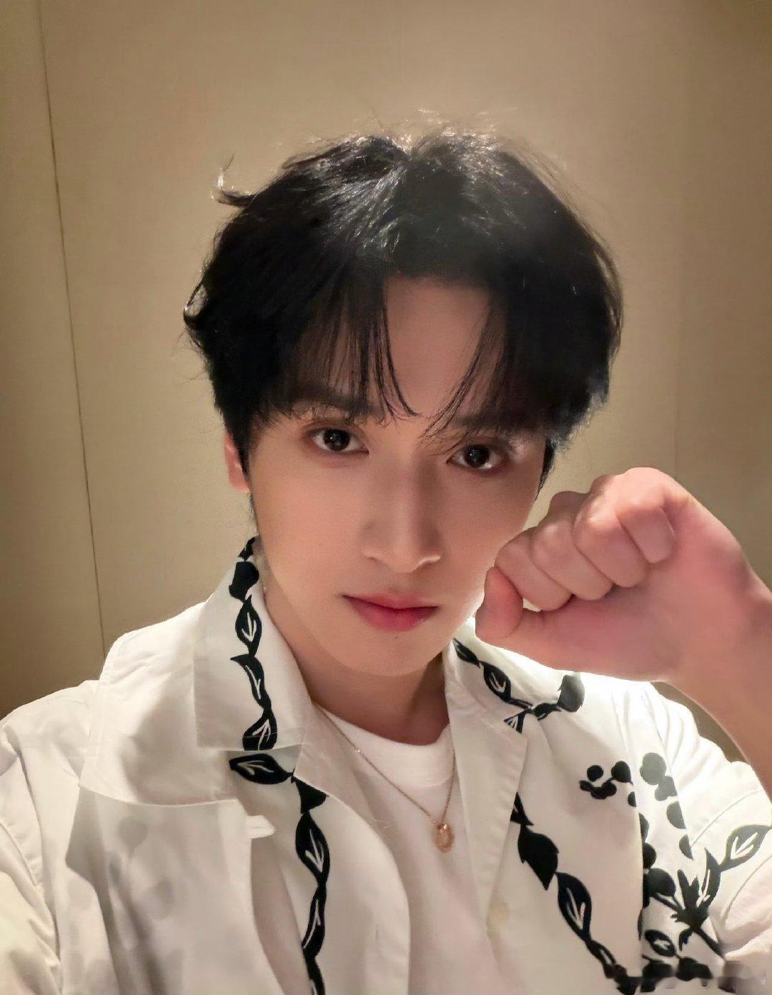 #严浩翔[超话]#  yhx#严浩翔 十九弥新淬火逐歌# yhx#严浩翔 原创唱作人# 

暖风已至，温柔满溢，看过黄昏追逐黎明，落日余晖后是满天繁星。”

​