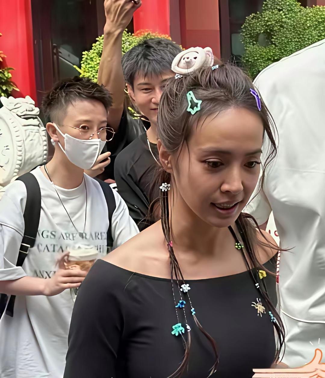 快50岁了，还活得跟少女似的。
要说周杰伦完全不后悔，我是真的不太相信。

蔡依林的状态实在太绝了。个子不算高挑，身形却不干瘦，浑身散发着活力，整个人看上去十分年轻。岁月好像在她身上放慢了脚步，由内而外的好气态，真的很让人羡慕。