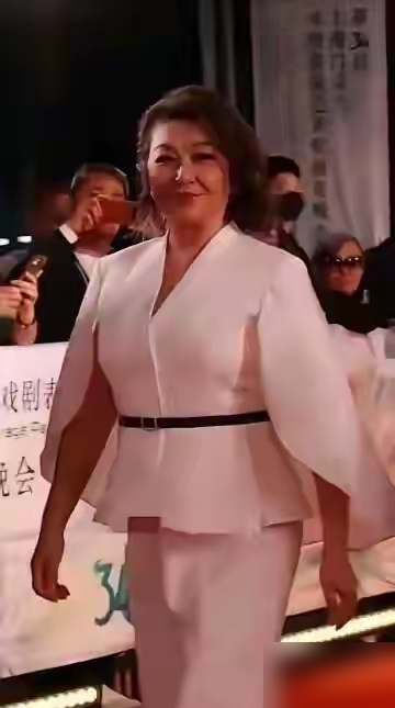 当年美得跟画儿似的，现在坐那儿大肚腩比水桶还圆。刷到这张近照，评论区全在问，这到底是不是同一个人。
傅天颖，51岁，转行卖房子去了。近照脸圆了一圈，双下巴直接堆出来。金莎43岁上美食节目，小腹微隆，她自己说倒时差浮肿，易胖体质。杨天真更直接，切胃减下去的肉，全弹回来了，靠骑车打球硬扛，膝盖一伤又前