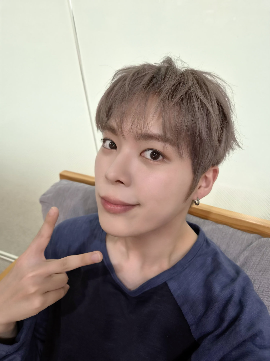 ✌️😌

#verivery[超话]# #VERIVERY# #VRVR# 
#YEONHO# 
#VERIVERY一日小编# ​