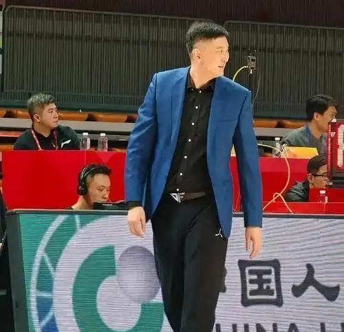 “锋雨组合”双双退居幕后，杜锋拿了六位数年薪抓宏观，朱芳雨却要了个零薪酬顾问转身去搞商业。这两条路一出来，明眼人都看得出，朱芳雨心里那本账算得比谁都清楚。六位数年薪在篮球圈不算高，可也算体面，但零薪酬这个操作，摆明了是拿钱换自由身，为的是在更广阔的棋盘上落子。
这些年看过来，真正从运动员成功转型商业