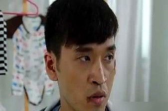 12亿人骂过这个窝囊废，转身他又扭起胯成了邓超身边的娘娘腔。

当年剧组翻遍圈子找不到人演白光。栾元晖被抓去救场，硬生生把一个暴躁的软饭男演活了，观众恨不得砸了电视机。

邓超拍分手大师时，死活拉着这位老同学演露露。他一甩手一捏嗓子，观众全以为这哥们是本色出演。

天天挂在热搜上的叫明星，换个剧组连
