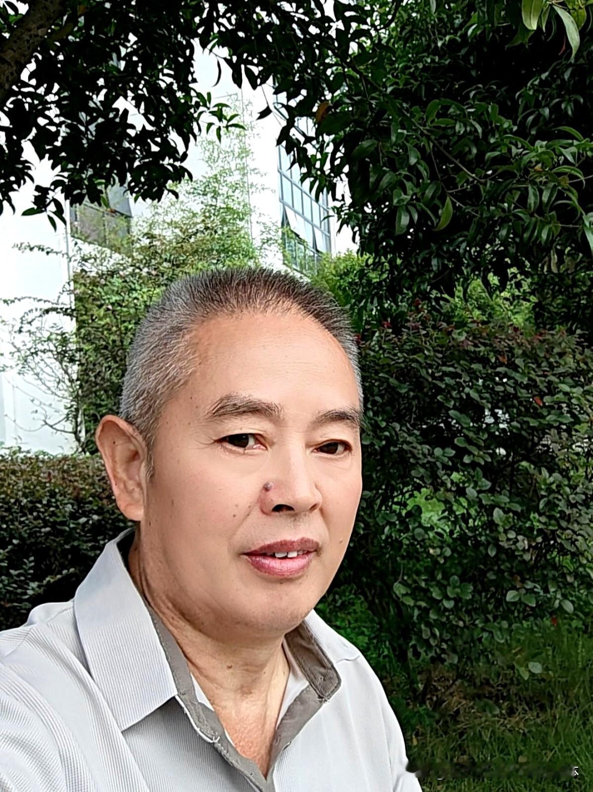 买华为手机还是荣耀手机? 纠结买华为还是荣耀的人真的太多了，毕竟两家以前是一家，现在外观、操作逻辑看着还像，很多同档位机型价格还撞车，稍不注意就容易花冤枉钱。
其实2026年了，荣耀都独立快6年了，早就不是什么华为子品牌，研发、供应链、系统、技术全不共享，完全是两家独立的竞品。
华为走的是自研高