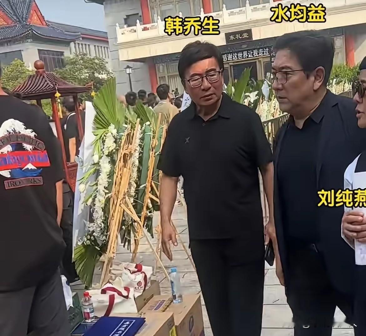敬一丹，她的人缘令人羡慕！

告别仪式上，朱军去了，康辉去了，王宁夫妇去了，朱迅去了，央视的主持人去了很多人送别。

韩乔生，水均益，还有很少露面的陈铎老爷子也去了。

现在终于明白，为啥央视内部都喜欢叫她“敬大姐”了，大家是发自内心的尊敬她，把她当成姐姐一样看待。

敬一丹的告别仪式，在北京八宝山