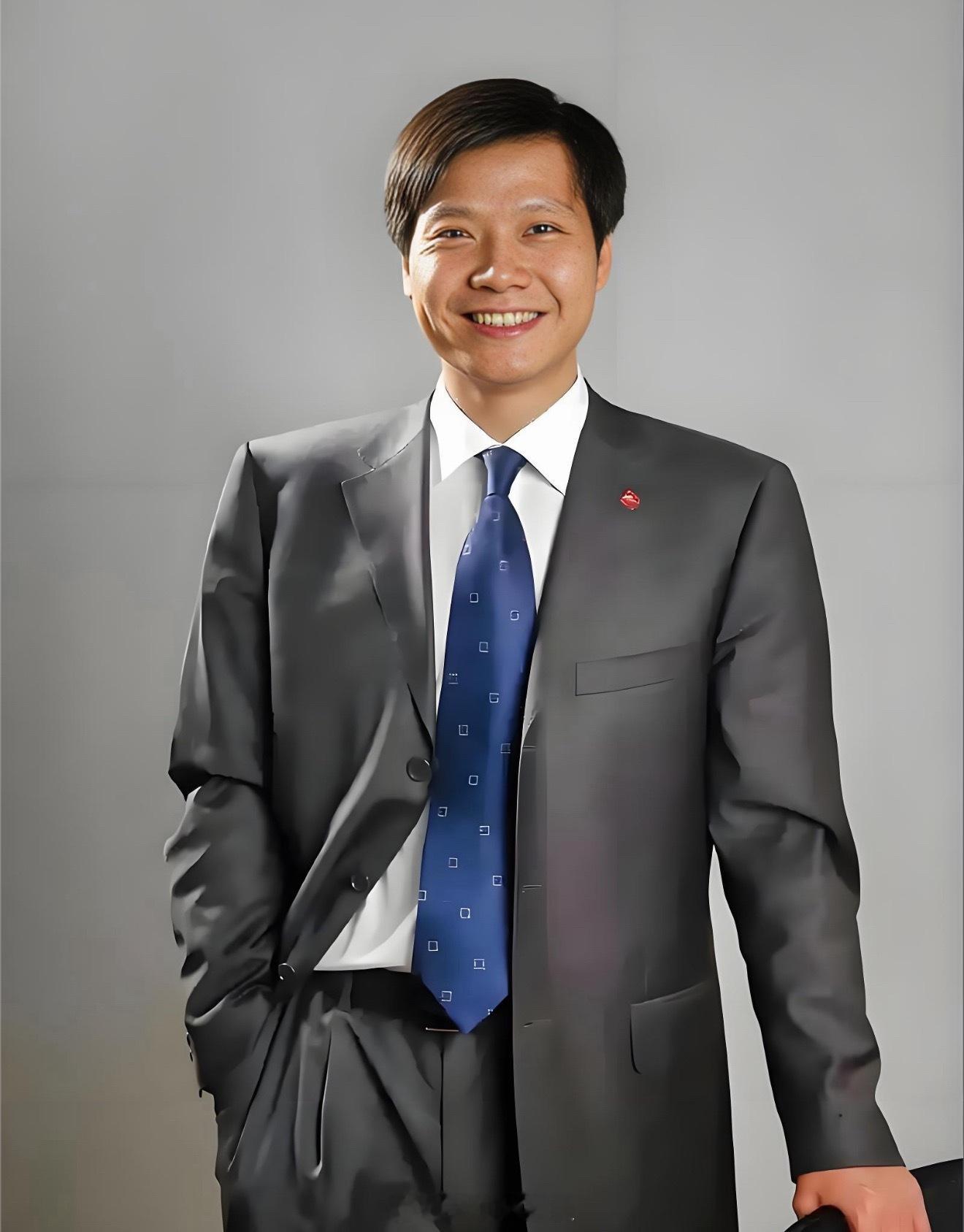 刚查了小米名字的由来，真是不查不知道，一查就觉得佩服。
雷军一开始想叫“红星”，但工商局没通过，因为和二锅头重名了。后来还考虑过“玄德”“千奇”“红辣椒”这些名字，都觉得不满意。直到有人提到“白米饭”，雷军想到了“佛观一粒米，大如须弥山”，本来想叫“大米”，可投资人说互联网公司名 ​