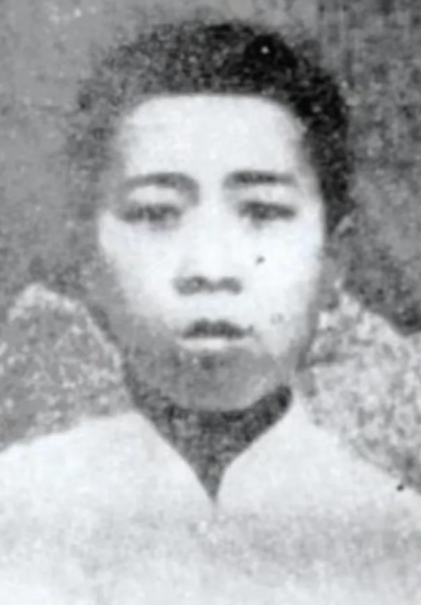 1944年河北张庄子村，汉奸王铭发现日军要进村，就带人在村口敲锣打鼓，准备欢迎仪