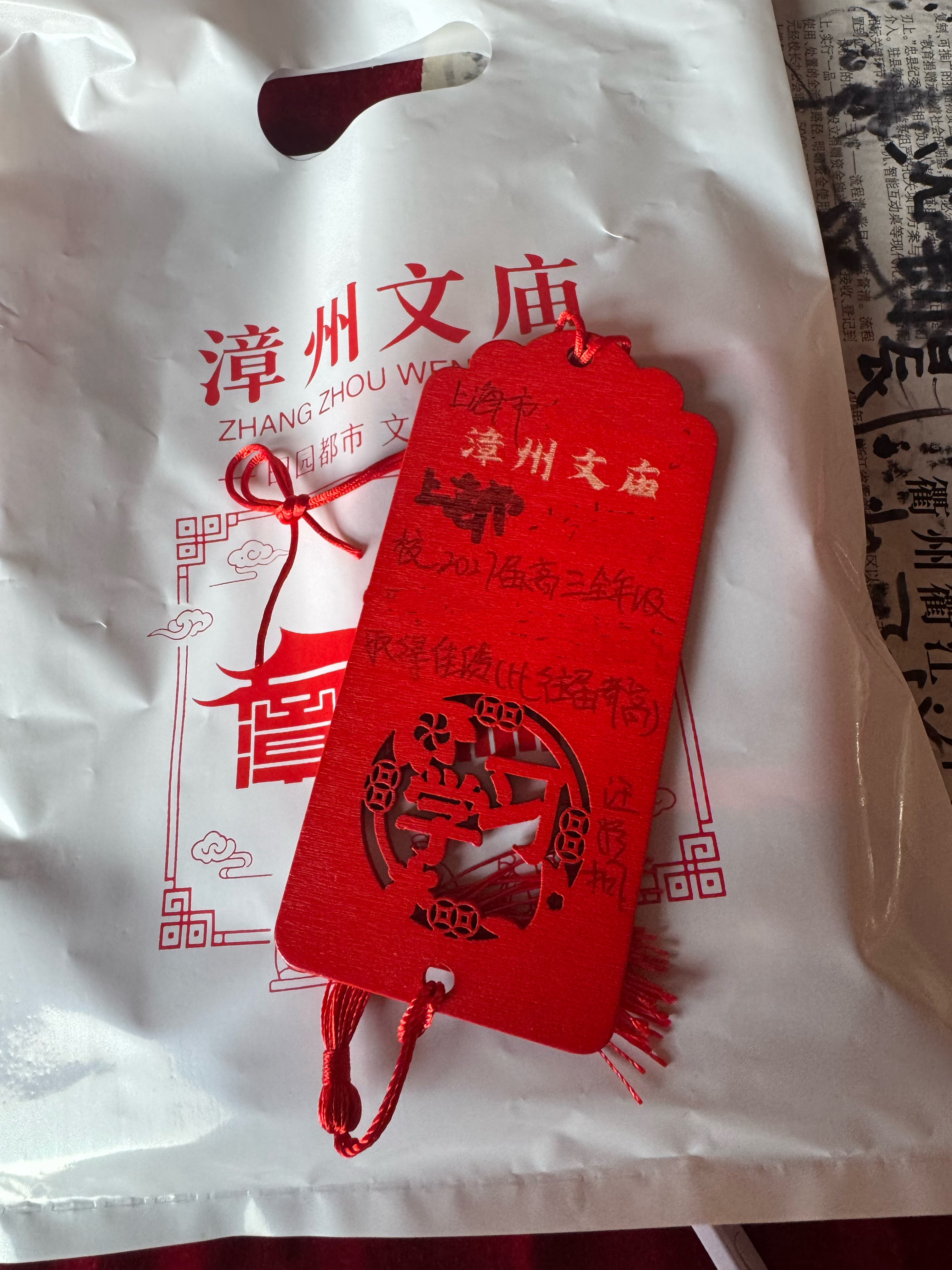 这是33年来最努力的一个暑假了，我爸都以为我要复读再高考了，有一次红笔用完了让他去买一支，他很久都没去，我等不及了说“你快去呀，别耽误我学习！” 然后，大家一起大笑[嘻嘻]

我相信这128套试卷+孔夫子保佑，又妥又稳～总觉得就是当年欠的现在要还，当年都不咋做题也从没去庙里给自己拜过学业， ​