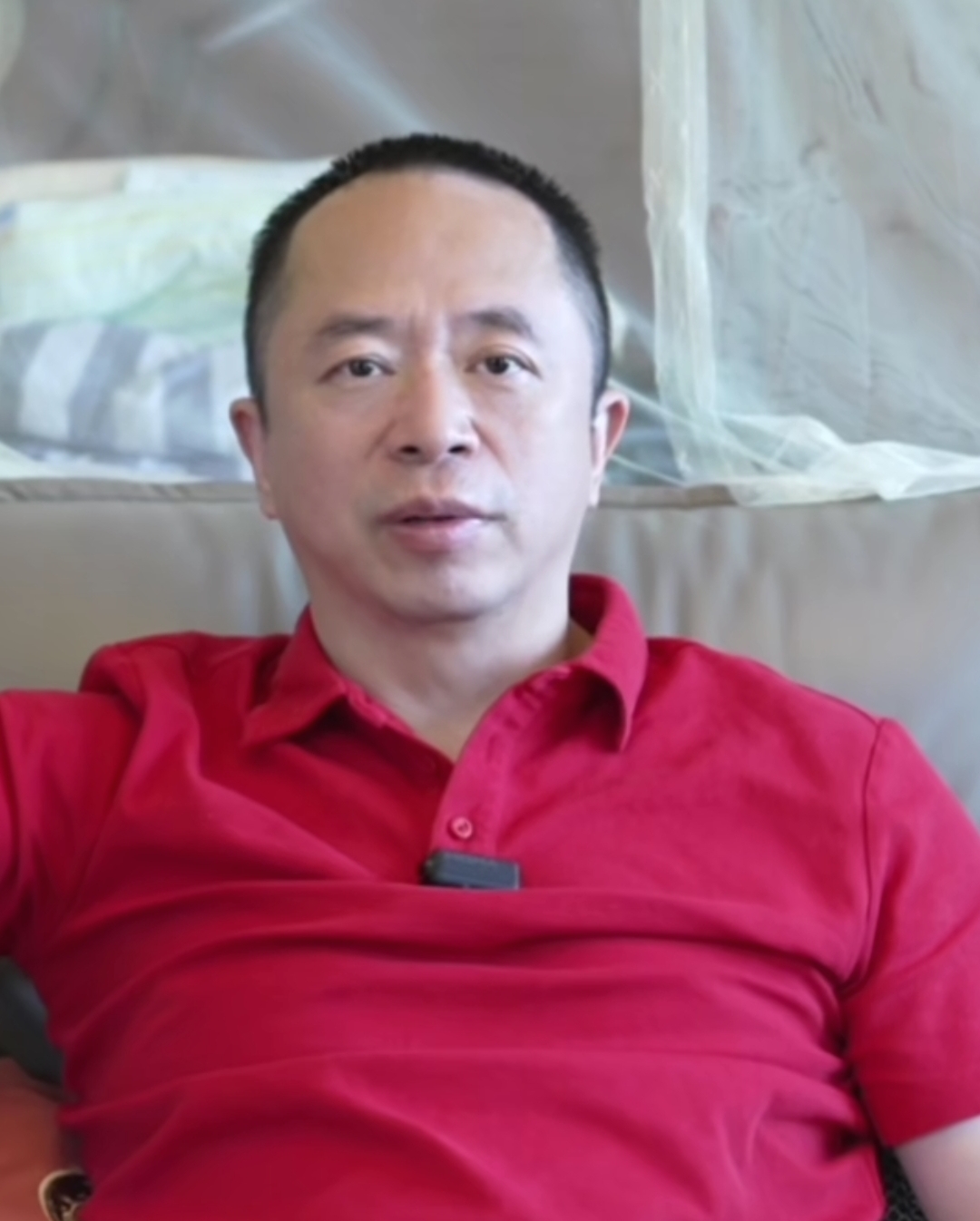 周鸿祎攀岩抱石从3米高处手滑掉下来左腿骨折

周鸿祎发视频说：
昨天遇见一件特别倒霉的事，攀岩抱石从三米多高的高处突然手一滑掉下来了，不知道为什么没有去做双腿收缩，然后后滚翻卸力的动作，而是左腿单腿承受了整个压力，当时听到左膝盖发出咔嚓一声巨响，左腿动不了。医院检查左腿受伤非常严重，最保守大概两个月