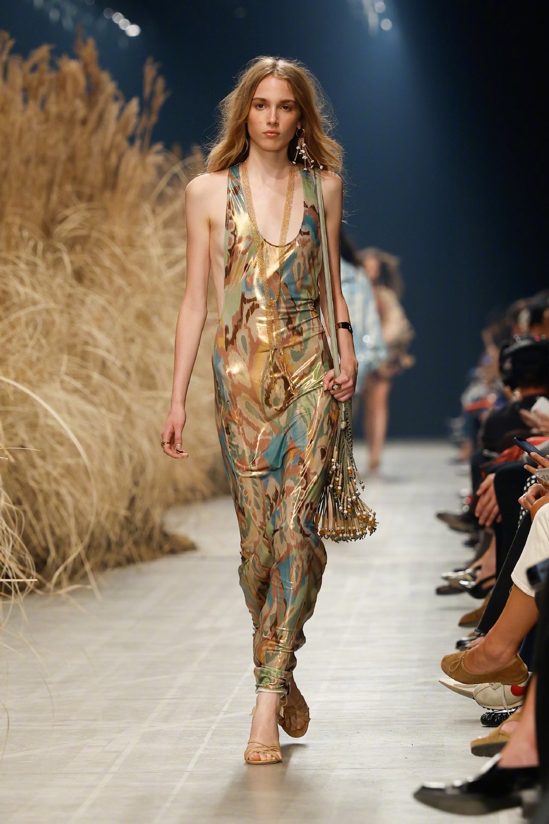#ELLE带你看时装周# ETRO 2027春夏，犹如将明媚阳光穿在了身上。波西米亚的标识性风格在本季变得更轻盈、更松弛。经典佩斯里纹样像被日光晒过，褪成若有似无的光晕；印花、拼贴与流苏随着身体移动，时隐时现；飘逸长裙刚刚还在随风摆动，下一秒利落西装又把气场拉满。从温柔裸粉，到明黄、橙色，再一路沉入酒红、棕褐与黑……色彩也像跟着太阳走了一圈。“晒干”厚重的ETRO，更加自由了。#米兰时装周##时装周#