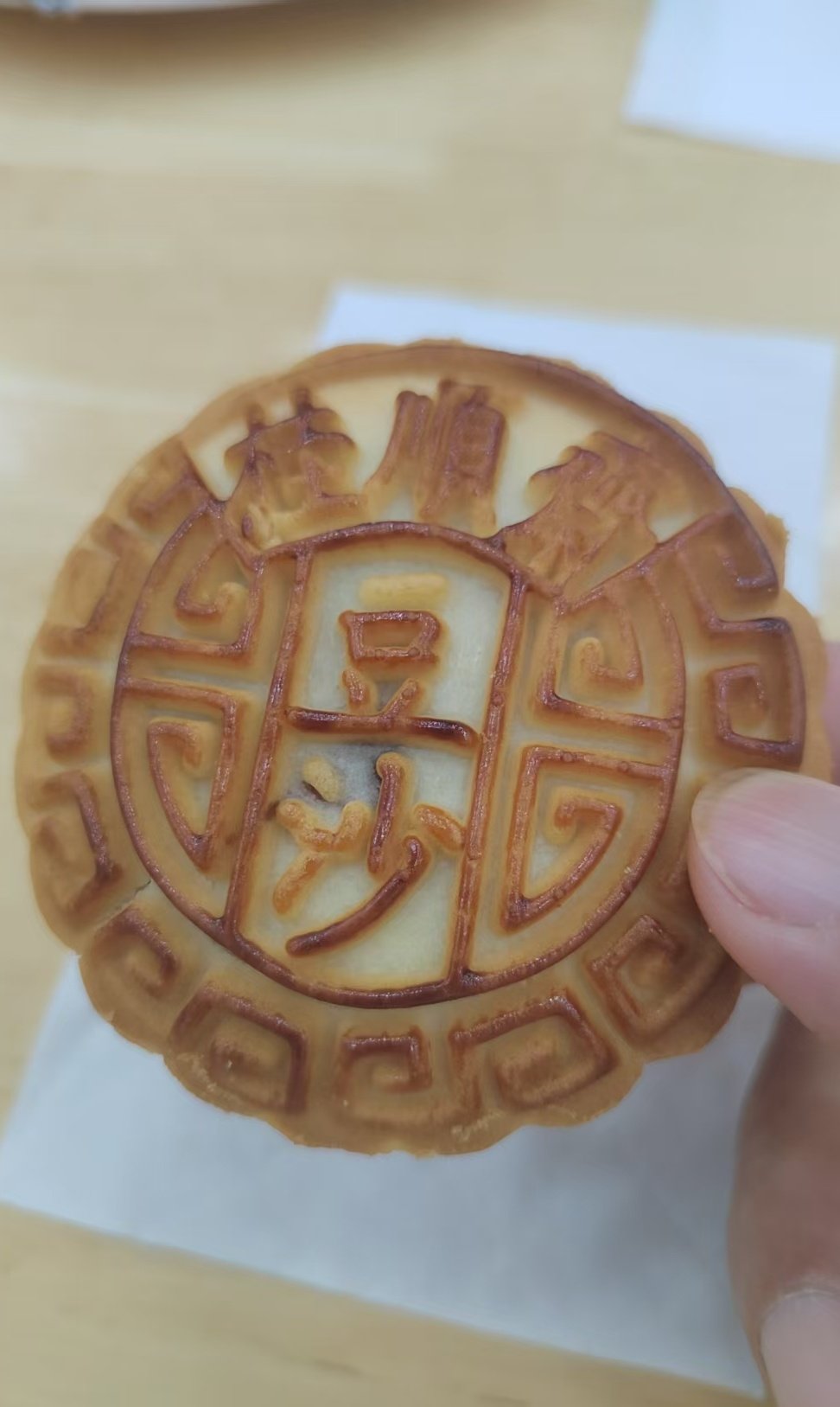#月饼名字是把配料表抄上去了吗# 早上吃了一枚袖珍的“榴莲味冰皮水晶月饼”，味儿虽然不大，也赶紧开窗散味儿。还是以前的老月饼起名精练，俩字全说明白了。这些年吃的月饼除了五仁，基本就是百果、枣泥，很少吃到豆沙的，尝尝好不好吃[馋嘴]  ​