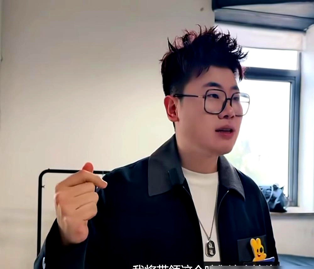摄像机直接怼到脸上，后台休息室瞬间成了照妖镜。

王安宇靠在化妆椅上，镜头眼看要戳进眼睛。他眼皮都没眨，顺嘴接住抛来的梗原样砸回去，没打半个磕巴。

隔壁屋更绝，土豆和吕严直接换了头型。俩人顶着对方的脑袋在镜头前晃悠，逼得人恨不得拿放大镜找破绽。

平时各个喊着松弛，剧本一撤，突袭镜头一开，谁浑身僵