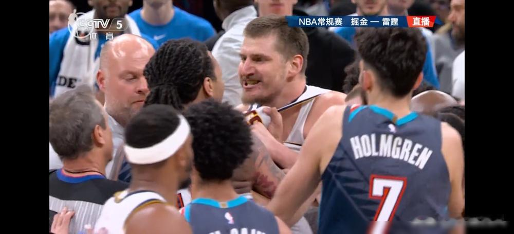 约基奇暴怒，多尔特被驱逐！ 2月27日掘金雷霆恶战，第四节8分03秒...